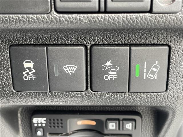 フリードハイブリッド ハイブリッド・Ｇホンダセンシング　純正７型ＳＤナビ（フルセグＴＶ／ＣＤ／ＤＶＤ／ＢＴ）バックカメラ　ホンダセンシング　コーナーセンサー（後方）　両側パワスラ　レーダークルコン　前後ドラレコ　ＥＴＣ　シートヒーター純正ＬＥＤヘッドライト（6枚目）