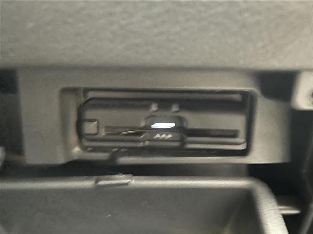 セレナ ｅ－パワー　ハイウェイスターＶ　純正７型ＳＤナビ（フルセグＴＶ／ＣＤ／ＤＶＤ／ＢＴ）　アラウンドビューモニター　プロパイロット　エマージェンシーブレーキ　コーナーセンサー　ブラインドスポットモニター　両側電動パワースライドドア（8枚目）