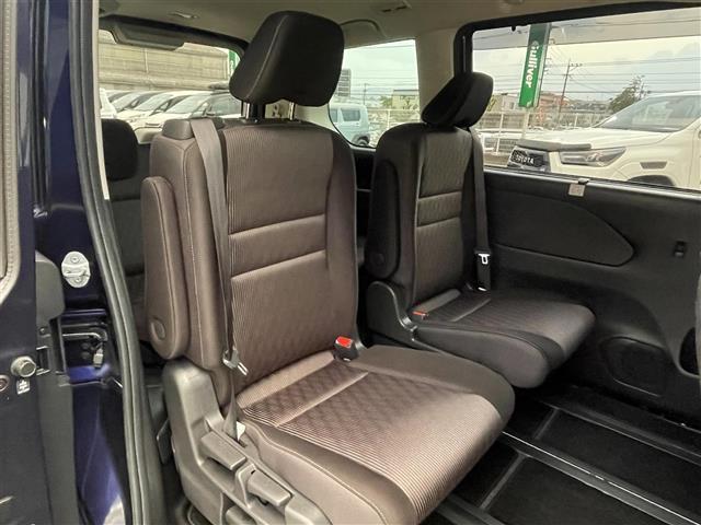 セレナ ｅ－パワー　ハイウェイスターＶ　純正７型ＳＤナビ（フルセグＴＶ／ＣＤ／ＤＶＤ／ＢＴ）　アラウンドビューモニター　プロパイロット　エマージェンシーブレーキ　コーナーセンサー　ブラインドスポットモニター　両側電動パワースライドドア（14枚目）