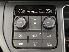 【　デュアルオートエアコン　】運転席と助手席でエアコンの温度設定を変えることができます。 6