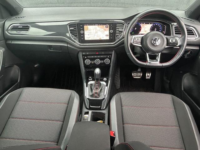 Ｔ－ロック ＴＤＩ　スポーツ　ワンオーナークルーズコントロール　純正ナビ　Ａｐｐｌｅｃａｒｐｌａｙ　フルセグＴＶ　バックカメラ　ＥＴＣ　２．０　前後ドラレコ　純正１８インチＡＷ　パドルシフト　純正フロアマット　スマートキー（6枚目）