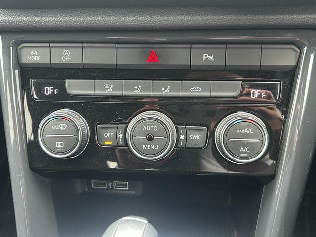 Ｔ－ロック ＴＤＩ　スポーツ　ワンオーナークルーズコントロール　純正ナビ　Ａｐｐｌｅｃａｒｐｌａｙ　フルセグＴＶ　バックカメラ　ＥＴＣ　２．０　前後ドラレコ　純正１８インチＡＷ　パドルシフト　純正フロアマット　スマートキー（21枚目）