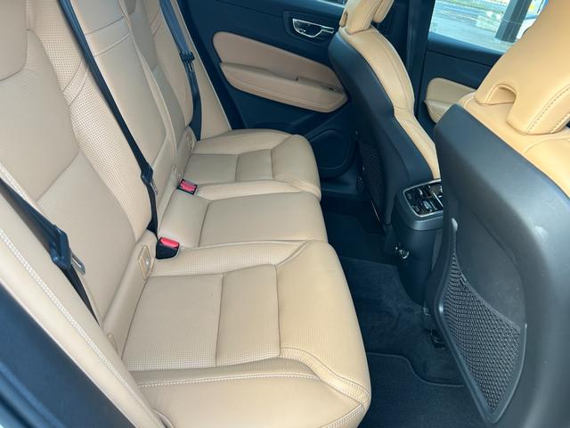 店内には５００冊以上の選りすぐりの本たちが、落ち着いた雰囲気を演出致します。ゆったりと流れる時間の中、あなただけの大切な１台をお探しください。