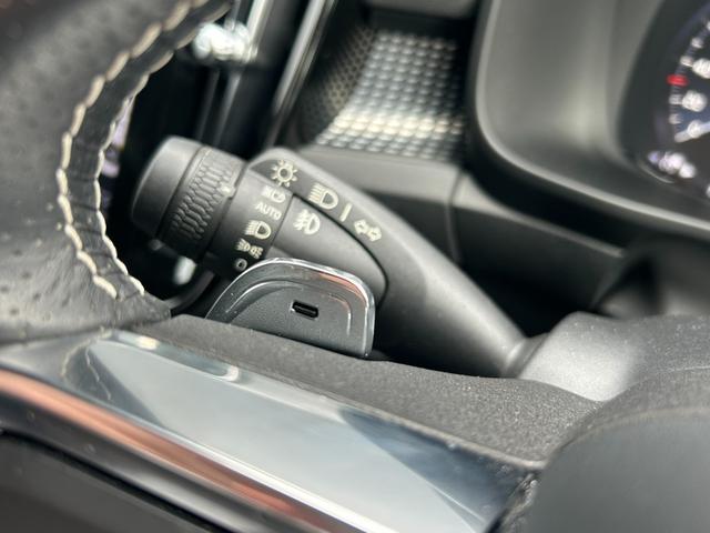 ＸＣ４０ Ｔ４　ＡＷＤ　Ｒデザイン　純正ナビ　地デジ　ＣＤ　ＤＶＤ　ＢＴ　Ａｐｐｌｅｃａｒｐｌａｙ　３６０°カメラ　ＥＴＣ　ＡＣＣ　ＬＫＡ　ＢＳＭ　パワーシート　シートヒーター　ステアリングヒーター　パワーバックドア　ＬＥＤヘッドライト（11枚目）