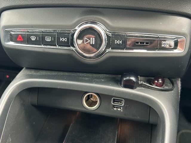 ＸＣ４０ Ｔ４　ＡＷＤ　Ｒデザイン　純正ナビ　地デジ　ＣＤ　ＤＶＤ　ＢＴ　Ａｐｐｌｅｃａｒｐｌａｙ　３６０°カメラ　ＥＴＣ　ＡＣＣ　ＬＫＡ　ＢＳＭ　パワーシート　シートヒーター　ステアリングヒーター　パワーバックドア　ＬＥＤヘッドライト（21枚目）