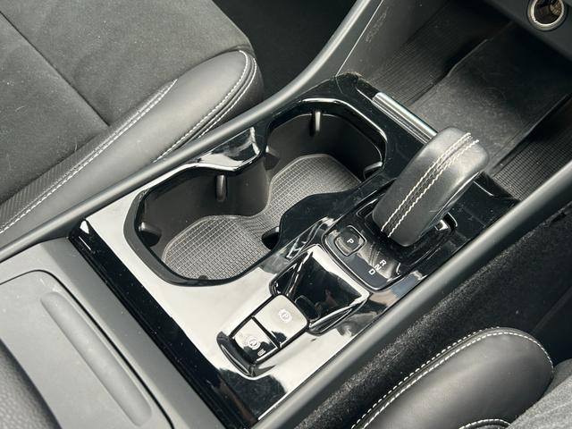 ＸＣ４０ Ｔ４　ＡＷＤ　Ｒデザイン　純正ナビ　地デジ　ＣＤ　ＤＶＤ　ＢＴ　Ａｐｐｌｅｃａｒｐｌａｙ　３６０°カメラ　ＥＴＣ　ＡＣＣ　ＬＫＡ　ＢＳＭ　パワーシート　シートヒーター　ステアリングヒーター　パワーバックドア　ＬＥＤヘッドライト（23枚目）