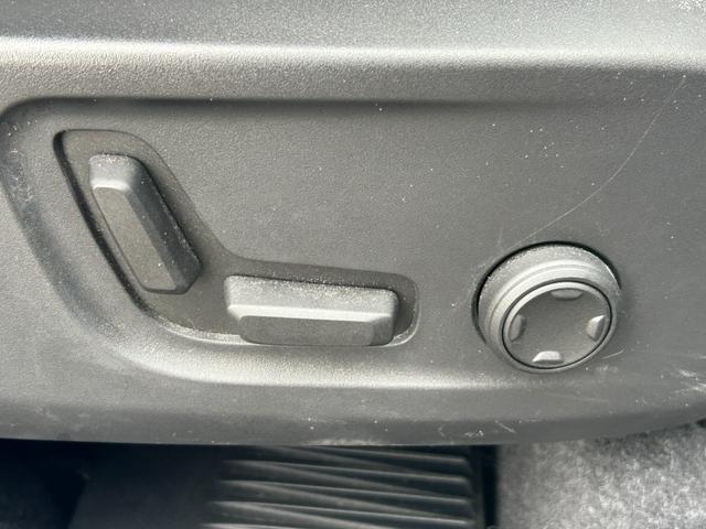 ＸＣ４０ Ｔ４　ＡＷＤ　Ｒデザイン　純正ナビ　地デジ　ＣＤ　ＤＶＤ　ＢＴ　Ａｐｐｌｅｃａｒｐｌａｙ　３６０°カメラ　ＥＴＣ　ＡＣＣ　ＬＫＡ　ＢＳＭ　パワーシート　シートヒーター　ステアリングヒーター　パワーバックドア　ＬＥＤヘッドライト（28枚目）