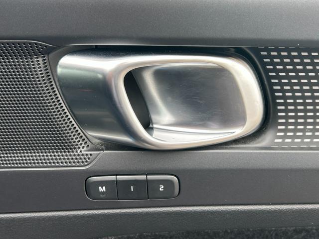 ＸＣ４０ Ｔ４　ＡＷＤ　Ｒデザイン　純正ナビ　地デジ　ＣＤ　ＤＶＤ　ＢＴ　Ａｐｐｌｅｃａｒｐｌａｙ　３６０°カメラ　ＥＴＣ　ＡＣＣ　ＬＫＡ　ＢＳＭ　パワーシート　シートヒーター　ステアリングヒーター　パワーバックドア　ＬＥＤヘッドライト（29枚目）