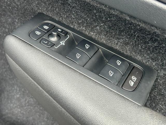 ＸＣ４０ Ｔ４　ＡＷＤ　Ｒデザイン　純正ナビ　地デジ　ＣＤ　ＤＶＤ　ＢＴ　Ａｐｐｌｅｃａｒｐｌａｙ　３６０°カメラ　ＥＴＣ　ＡＣＣ　ＬＫＡ　ＢＳＭ　パワーシート　シートヒーター　ステアリングヒーター　パワーバックドア　ＬＥＤヘッドライト（30枚目）