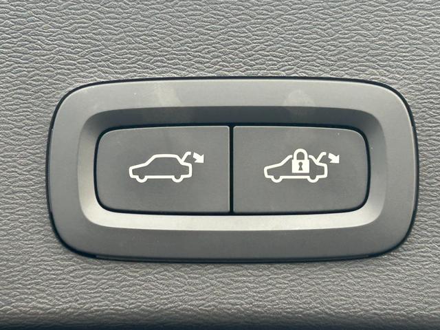 ＸＣ４０ Ｔ４　ＡＷＤ　Ｒデザイン　純正ナビ　地デジ　ＣＤ　ＤＶＤ　ＢＴ　Ａｐｐｌｅｃａｒｐｌａｙ　３６０°カメラ　ＥＴＣ　ＡＣＣ　ＬＫＡ　ＢＳＭ　パワーシート　シートヒーター　ステアリングヒーター　パワーバックドア　ＬＥＤヘッドライト（31枚目）