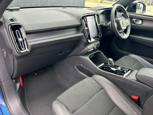 ＸＣ４０ Ｔ４　ＡＷＤ　Ｒデザイン　純正ナビ　地デジ　ＣＤ　ＤＶＤ　ＢＴ　Ａｐｐｌｅｃａｒｐｌａｙ　３６０°カメラ　ＥＴＣ　ＡＣＣ　ＬＫＡ　ＢＳＭ　パワーシート　シートヒーター　ステアリングヒーター　パワーバックドア　ＬＥＤヘッドライト（35枚目）