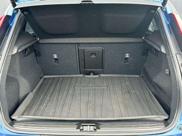 ＸＣ４０ Ｔ４　ＡＷＤ　Ｒデザイン　純正ナビ　地デジ　ＣＤ　ＤＶＤ　ＢＴ　Ａｐｐｌｅｃａｒｐｌａｙ　３６０°カメラ　ＥＴＣ　ＡＣＣ　ＬＫＡ　ＢＳＭ　パワーシート　シートヒーター　ステアリングヒーター　パワーバックドア　ＬＥＤヘッドライト（44枚目）