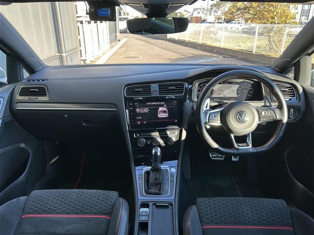 ゴルフＧＴＩ パフォーマンス　純正ナビ　アップルカープレイ　アンドロイドオート　ブルートゥース　フルセグＴＶ　Ｂカメラ　衝突軽減　レーンキープ　クルコン　ＢＳＭ　ドラレコ　ビルトインＥＴＣ　パドルシフト　純正１９インチＡＷ　禁煙車（2枚目）
