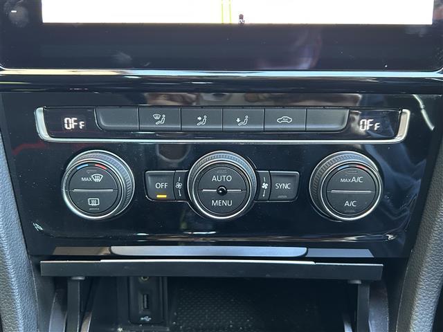 ゴルフＧＴＩ パフォーマンス　純正ナビ　アップルカープレイ　アンドロイドオート　ブルートゥース　フルセグＴＶ　Ｂカメラ　衝突軽減　レーンキープ　クルコン　ＢＳＭ　ドラレコ　ビルトインＥＴＣ　パドルシフト　純正１９インチＡＷ　禁煙車（17枚目）