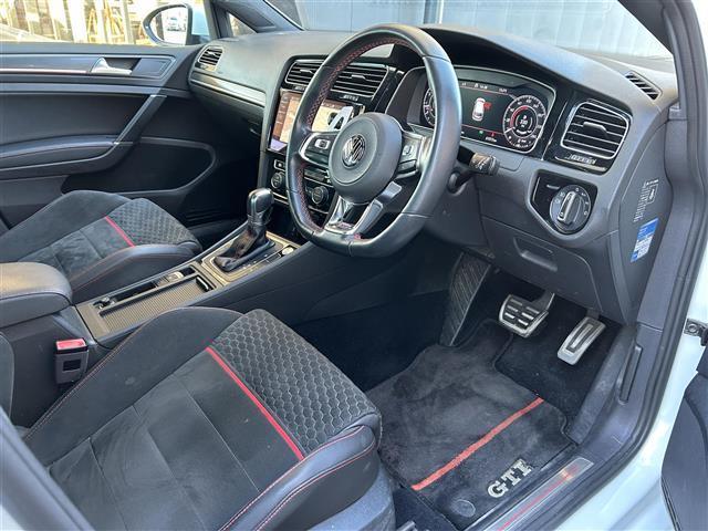 ゴルフＧＴＩ パフォーマンス　純正ナビ　アップルカープレイ　アンドロイドオート　ブルートゥース　フルセグＴＶ　Ｂカメラ　衝突軽減　レーンキープ　クルコン　ＢＳＭ　ドラレコ　ビルトインＥＴＣ　パドルシフト　純正１９インチＡＷ　禁煙車（26枚目）
