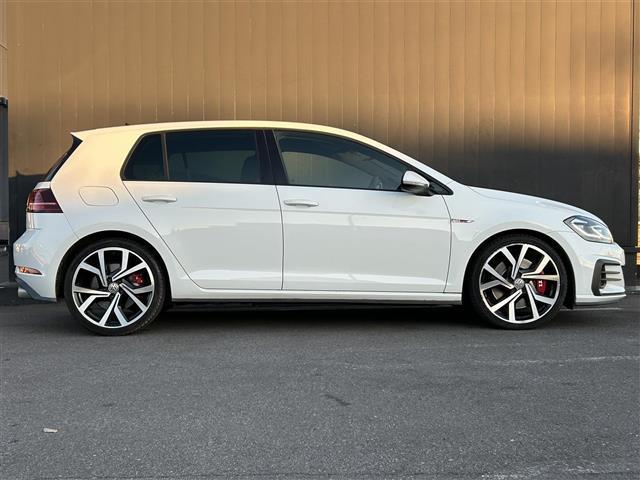 ゴルフＧＴＩ パフォーマンス　純正ナビ　アップルカープレイ　アンドロイドオート　ブルートゥース　フルセグＴＶ　Ｂカメラ　衝突軽減　レーンキープ　クルコン　ＢＳＭ　ドラレコ　ビルトインＥＴＣ　パドルシフト　純正１９インチＡＷ　禁煙車（36枚目）