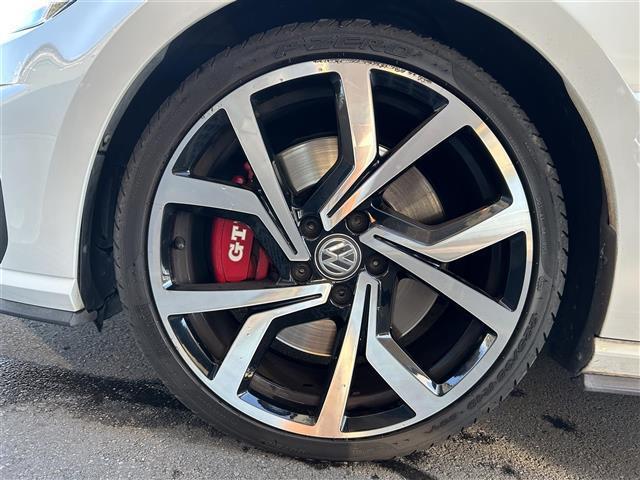 ゴルフＧＴＩ パフォーマンス　純正ナビ　アップルカープレイ　アンドロイドオート　ブルートゥース　フルセグＴＶ　Ｂカメラ　衝突軽減　レーンキープ　クルコン　ＢＳＭ　ドラレコ　ビルトインＥＴＣ　パドルシフト　純正１９インチＡＷ　禁煙車（51枚目）
