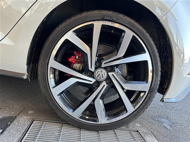 ゴルフＧＴＩ パフォーマンス　純正ナビ　アップルカープレイ　アンドロイドオート　ブルートゥース　フルセグＴＶ　Ｂカメラ　衝突軽減　レーンキープ　クルコン　ＢＳＭ　ドラレコ　ビルトインＥＴＣ　パドルシフト　純正１９インチＡＷ　禁煙車（52枚目）