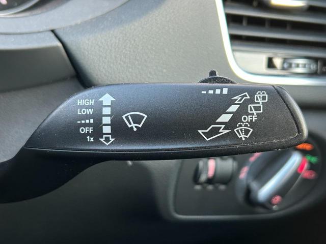 Ｑ３ ２．０ＴＦＳＩクワトロ１８０ＰＳ　Ｓラインパッケージ　ワンオーナー　ＳＬｉｎｅＰＫＧ　ＭＭＩナビゲーション　コンビニエンスＰＫＧ　ＬＥＤヘッドライトリヤシーケンシャルウィンカー　Ｆドラレコ　ＴＶ　ＢＴ　パドルシフト付３スポークレザーステアリング　ＥＴＣ（12枚目）