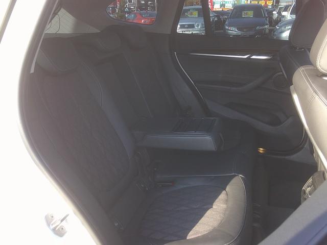 コンパクトボディですがゆったり広々快適な後部座席♪
