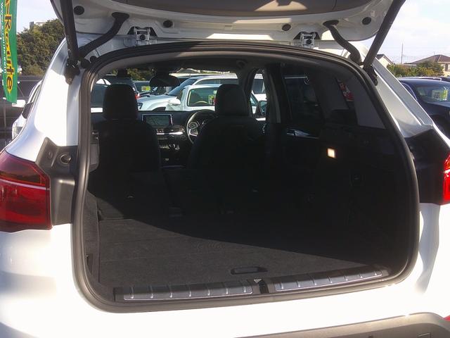 後席を前に倒すと広めのラゲッジスペースとして使用できます。