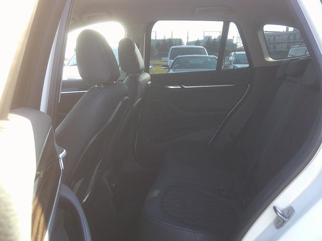 コンパクトボディですがゆったり広々快適な後部座席♪