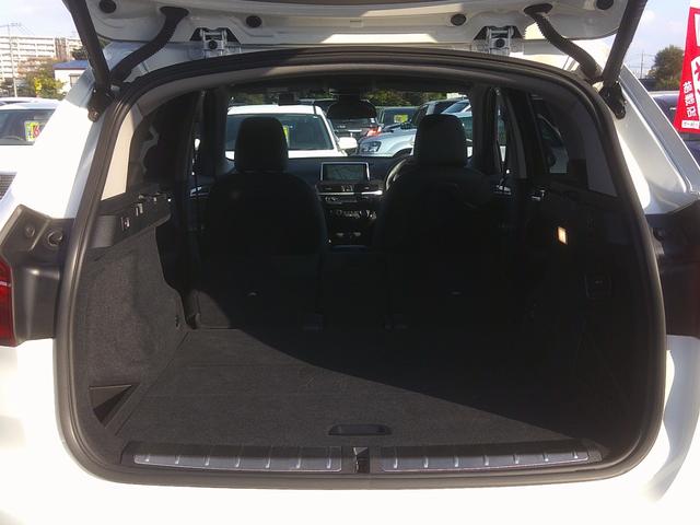 後席を前に倒すと広めのラゲッジスペースとして使用できます。