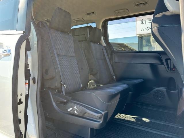 ヴォクシー ＺＳ　煌　ワンオーナー　純正フルエアロ　純正９インチＳＤナビ　バックカメラ　フルセグＴＶ　純正後席フリップダウンモニター　スマートキー＆ＰＵＳＨスタート　両側パワースライドドア　ニーＳＲＳ　純正１６インチＡＷ（11枚目）