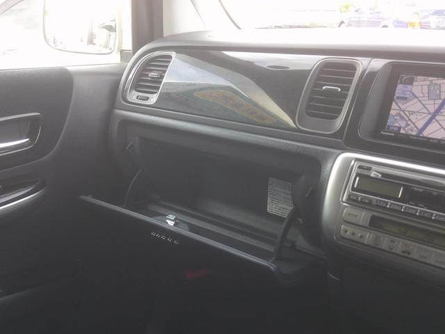 ステップワゴン スパーダ２４Ｔ　純正フルエアロ　Ｍｏｄｕｌｏマフラー　ストラーダＳＤナビ　バックカメラ　フルセグＴＶ　後席フリップダウンモニター　ＥＴＣ　パワースライドドア　ＨＩＤ　フォグランプ　キーレスキー　社外１５インチＡＷ（56枚目）