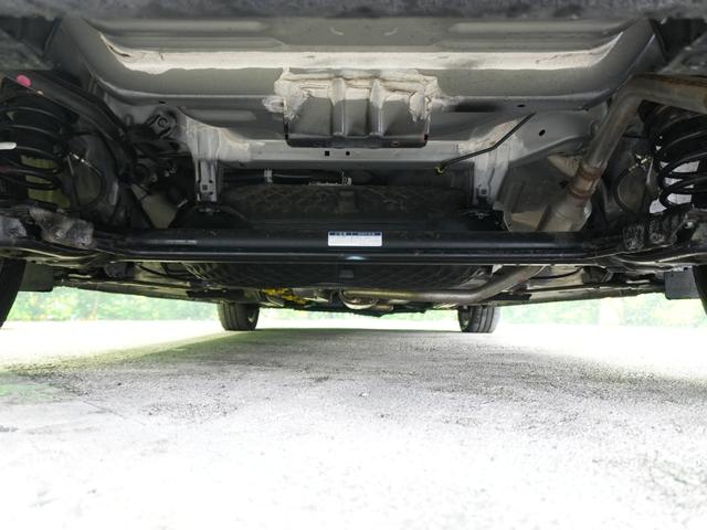 当社専門業者が納車前クリーニングしておりますので内装もとても綺麗な状態でお渡ししております。もちろんシート、足元、パネル関係、天井とお客様にお喜びいただけますよう心を込めて磨いています！！