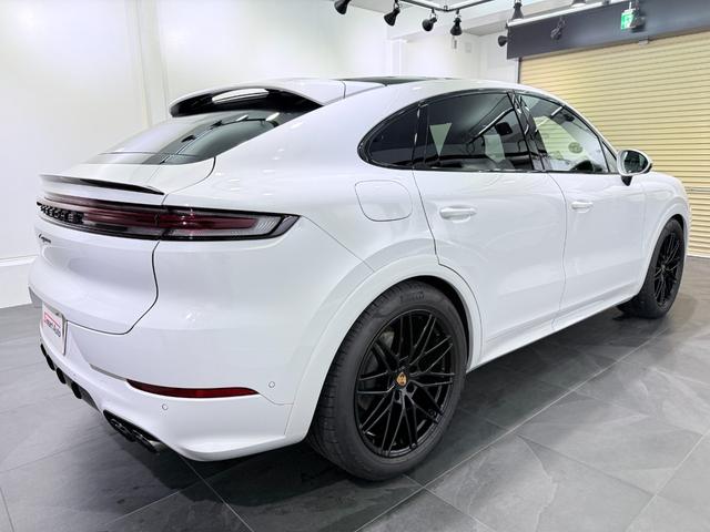 カイエンクーペ ベースグレード　ＯＰ２４０　アダプティブエアサスペンション　新車保証継承付　ＰＳＭＰ加入済　アダプティブスポーツシート／１８ｗａｙ＆シートベンチレーション　スポーツデザインＰＫＧ／ハイグロスブラック　スポーツクロノ（2枚目）