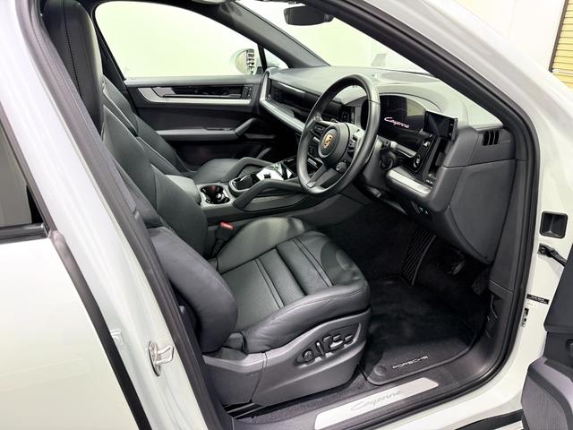 カイエンクーペ ベースグレード　ＯＰ２４０　アダプティブエアサスペンション　新車保証継承付　ＰＳＭＰ加入済　アダプティブスポーツシート／１８ｗａｙ＆シートベンチレーション　スポーツデザインＰＫＧ／ハイグロスブラック　スポーツクロノ（3枚目）