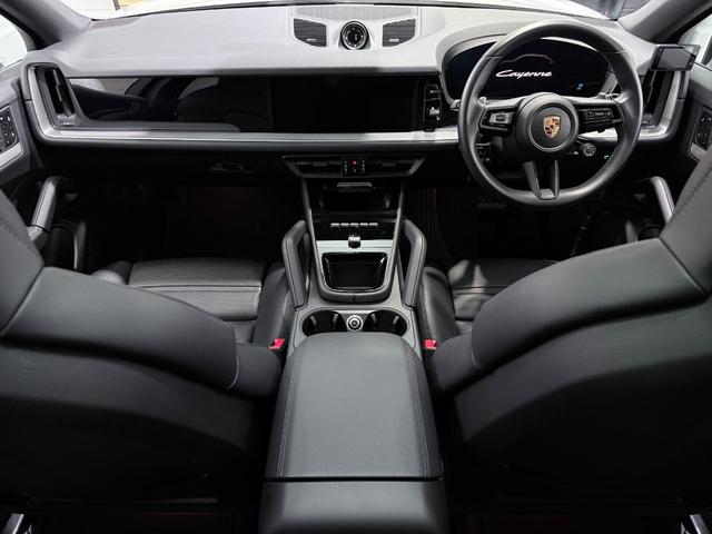 カイエンクーペ ベースグレード　ＯＰ２４０　アダプティブエアサスペンション　新車保証継承付　ＰＳＭＰ加入済　アダプティブスポーツシート／１８ｗａｙ＆シートベンチレーション　スポーツデザインＰＫＧ／ハイグロスブラック　スポーツクロノ（4枚目）