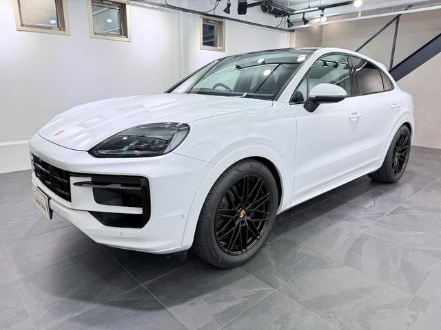 カイエンクーペ ベースグレード　ＯＰ２４０　アダプティブエアサスペンション　新車保証継承付　ＰＳＭＰ加入済　アダプティブスポーツシート／１８ｗａｙ＆シートベンチレーション　スポーツデザインＰＫＧ／ハイグロスブラック　スポーツクロノ（5枚目）