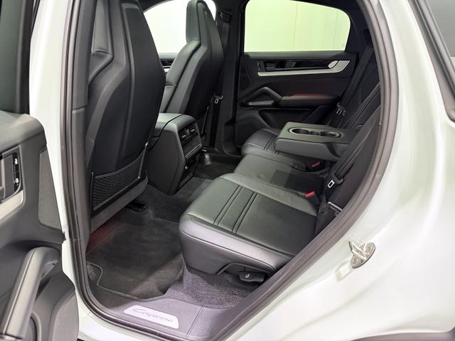 カイエンクーペ ベースグレード　ＯＰ２４０　アダプティブエアサスペンション　新車保証継承付　ＰＳＭＰ加入済　アダプティブスポーツシート／１８ｗａｙ＆シートベンチレーション　スポーツデザインＰＫＧ／ハイグロスブラック　スポーツクロノ（9枚目）