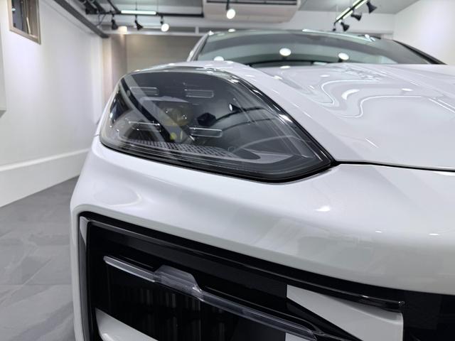 カイエンクーペ ベースグレード　ＯＰ２４０　アダプティブエアサスペンション　新車保証継承付　ＰＳＭＰ加入済　アダプティブスポーツシート／１８ｗａｙ＆シートベンチレーション　スポーツデザインＰＫＧ／ハイグロスブラック　スポーツクロノ（11枚目）