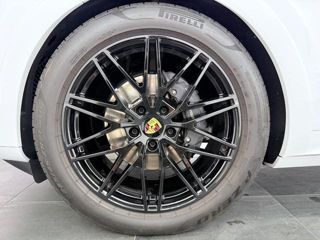 カイエンクーペ ベースグレード　ＯＰ２４０　アダプティブエアサスペンション　新車保証継承付　ＰＳＭＰ加入済　アダプティブスポーツシート／１８ｗａｙ＆シートベンチレーション　スポーツデザインＰＫＧ／ハイグロスブラック　スポーツクロノ（13枚目）