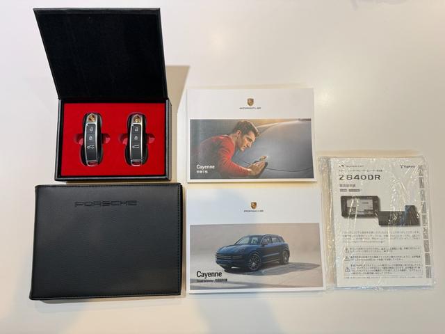 カイエンクーペ ベースグレード　ＯＰ２４０　アダプティブエアサスペンション　新車保証継承付　ＰＳＭＰ加入済　アダプティブスポーツシート／１８ｗａｙ＆シートベンチレーション　スポーツデザインＰＫＧ／ハイグロスブラック　スポーツクロノ（14枚目）