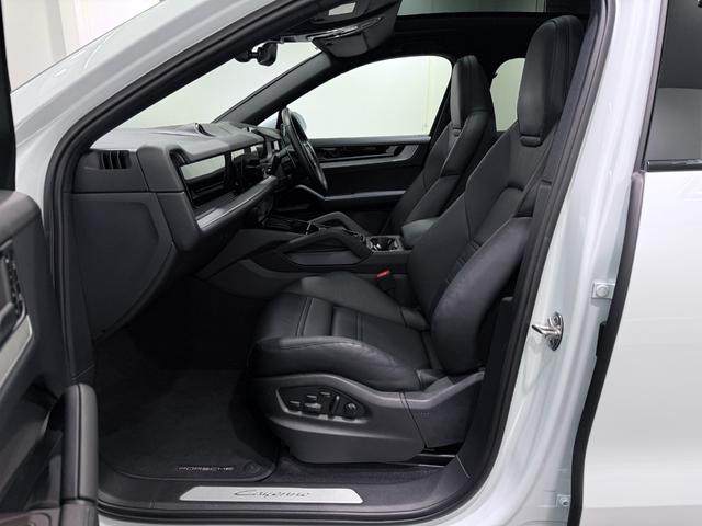 カイエンクーペ ベースグレード　ＯＰ２４０　アダプティブエアサスペンション　新車保証継承付　ＰＳＭＰ加入済　アダプティブスポーツシート／１８ｗａｙ＆シートベンチレーション　スポーツデザインＰＫＧ／ハイグロスブラック　スポーツクロノ（20枚目）