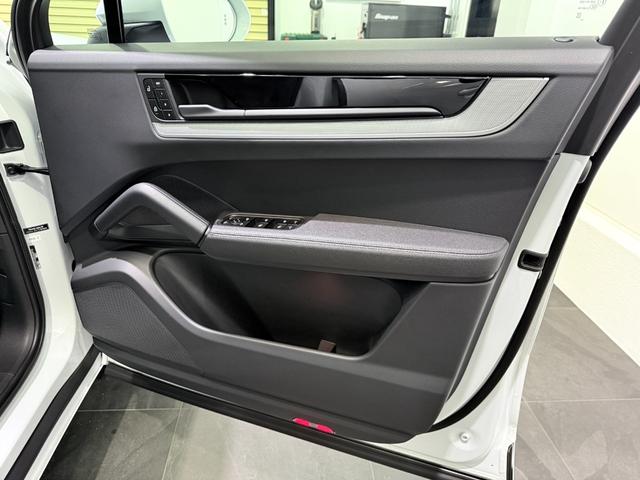 カイエンクーペ ベースグレード　ＯＰ２４０　アダプティブエアサスペンション　新車保証継承付　ＰＳＭＰ加入済　アダプティブスポーツシート／１８ｗａｙ＆シートベンチレーション　スポーツデザインＰＫＧ／ハイグロスブラック　スポーツクロノ（43枚目）