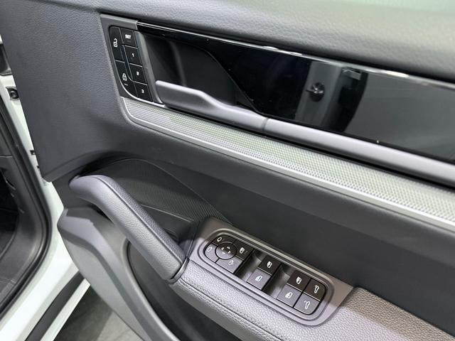 カイエンクーペ ベースグレード　ＯＰ２４０　アダプティブエアサスペンション　新車保証継承付　ＰＳＭＰ加入済　アダプティブスポーツシート／１８ｗａｙ＆シートベンチレーション　スポーツデザインＰＫＧ／ハイグロスブラック　スポーツクロノ（44枚目）