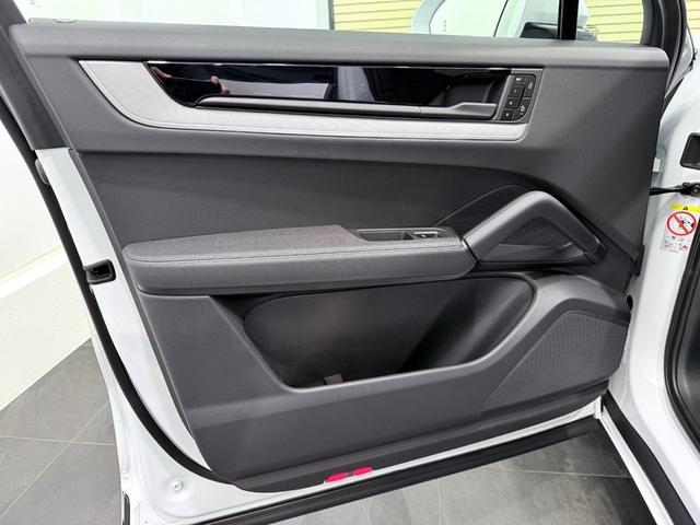 カイエンクーペ ベースグレード　ＯＰ２４０　アダプティブエアサスペンション　新車保証継承付　ＰＳＭＰ加入済　アダプティブスポーツシート／１８ｗａｙ＆シートベンチレーション　スポーツデザインＰＫＧ／ハイグロスブラック　スポーツクロノ（47枚目）