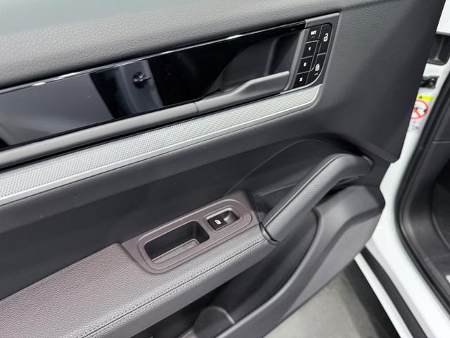 カイエンクーペ ベースグレード　ＯＰ２４０　アダプティブエアサスペンション　新車保証継承付　ＰＳＭＰ加入済　アダプティブスポーツシート／１８ｗａｙ＆シートベンチレーション　スポーツデザインＰＫＧ／ハイグロスブラック　スポーツクロノ（48枚目）