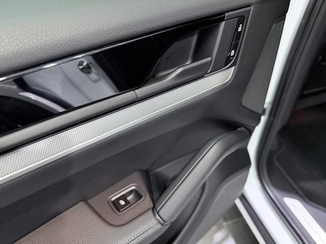 カイエンクーペ ベースグレード　ＯＰ２４０　アダプティブエアサスペンション　新車保証継承付　ＰＳＭＰ加入済　アダプティブスポーツシート／１８ｗａｙ＆シートベンチレーション　スポーツデザインＰＫＧ／ハイグロスブラック　スポーツクロノ（50枚目）