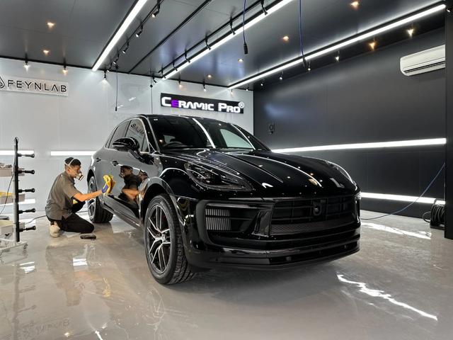 Ｇクラス Ｇ３５０ｄ　ＡＭＧライン　法人ワンオーナー　ＡＭＧライン　ラグジュアリーパッケージ　ガラスサンルーフ　ブラック本革シート（レッドステッチ）　アダプティブダンピングシステム　ブルメスターサラウンドシステム　ディーラー整備車（16枚目）