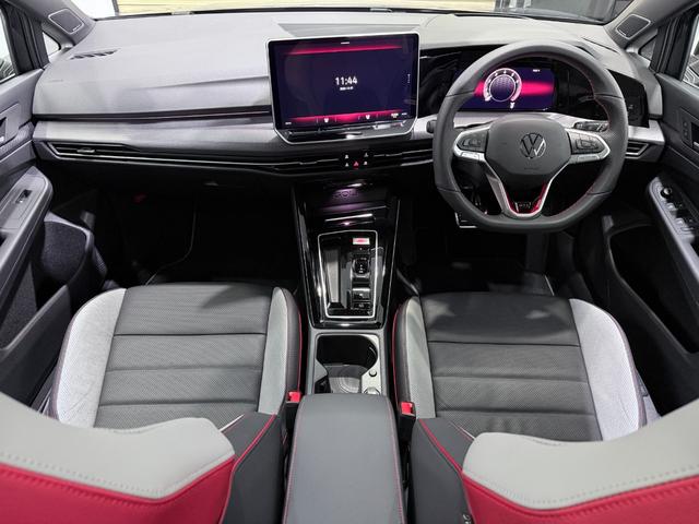 ���₷����^�P�O�D�Q�T�C���`�s�e�s�t���f�B�X�v���C���̗p�B�ʏ�̃��[�^�[��i�r�Q�[�V�����}�b�v�E�A�V�X�g�V�X�e���Ȃǂ̕\�����X�e�A�����O�z�C�[���̃{�^���Őؑւ��A��ʂɃ��C�A�E�g�����邱�Ƃ��ł��܂��B