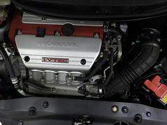 ２０００ｃｃ直列４気筒ＤＯＨＣｉ−ＶＴＥＣエンジン（２０１馬力）を搭載！ 4