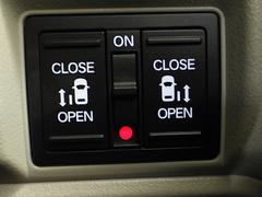 【オートスライドドア】両側がオートスライドドアになっており、運転席のスイッチでもキーレスエントリーでも開閉が可能で便利に御利用頂けます。開口部も広いので乗り降りも楽々です！ 4