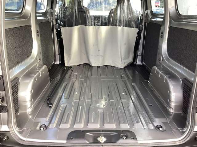 ＮＶ２００バネットバン １．６　ＤＸ　衝突被害軽減ブレーキ・前席パワーウインド　インテリジェントエマージェンシーブレーキ　車線逸脱　点検記録簿　パワーステアリング　エアバック　マニュアルエアコン　ＡＢＳ　キーフリー　フロントパワーウインドウ　ＷエアＢ（14枚目）