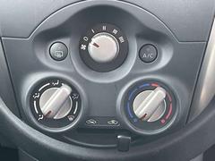 車内の温度管理がワンタッチで簡単に出来るのがオートエアコンです。これでいつでも快適ドライブが出来ますね！ 6